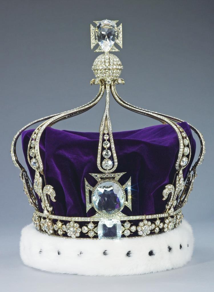 Garrard & Co, couronne de la reine Mary, 1911. Argent, or, diamants, cristal de quartz, velours et hermine, 25 cm.