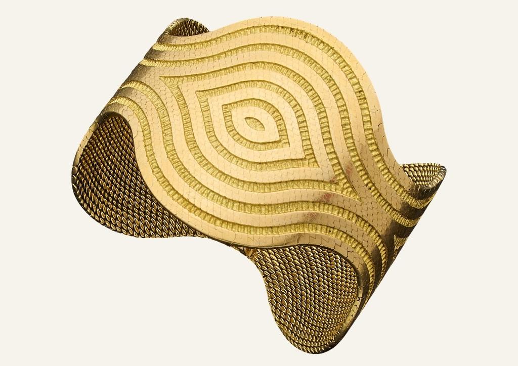 Bracelet ruban en or, maille milanaise tressée, vers 1970. 18,5 x 4,7 cm ; poids : 140 g. Vente Paris, Drouot Estimations, 11 avril 2025. Estimé : 10 000/15 000 €. Adjugé : 38 125 € (frais inclus).