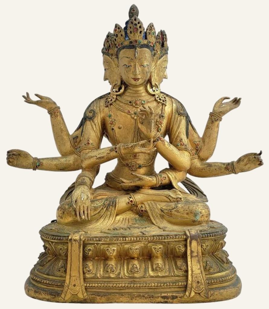 Tibet, XVIIᵉ siècle. Groupe en bronze doré de Ushnishavijaya. H. 24,5 cm. Vente Nantes, Ivoire Nantes, 19 juin 2025. Experts : cabinet Ansas, Papillon et de Léry. Estimé : 15 000/20 000 € Adjugé : 52 080 € (frais inclus).