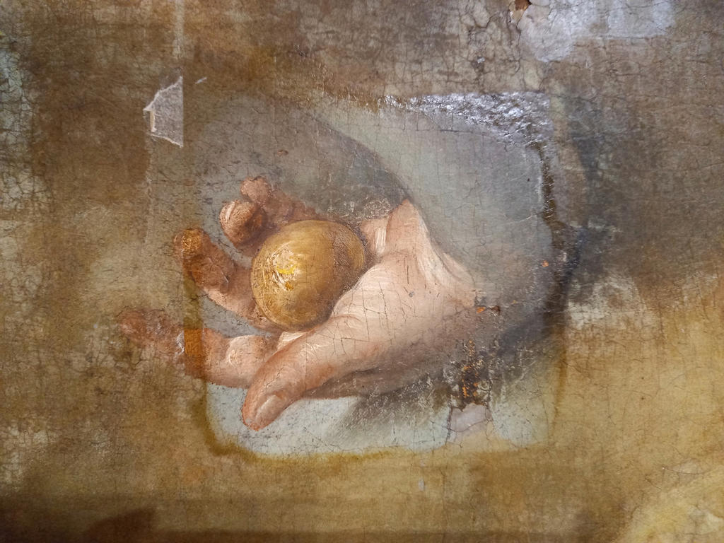 Lorsqu’elle a été repérée dans les réserves, l’œuvre était entièrement recouverte de papier Japon. La restauratrice a pratiqué une première fenêtre dans ce papier au niveau de la main d’Atalante et a ôté le vernis oxydé.