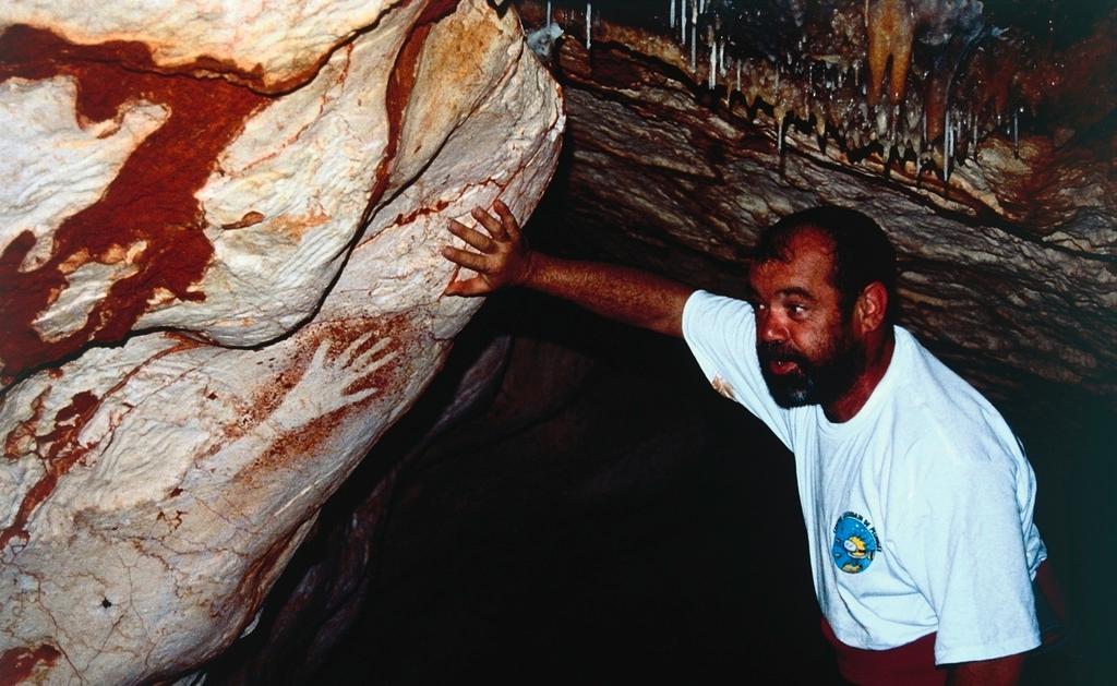 L’apparition de cette main négative dans le faisceau d’une lampe a révélé l’existence d’un décor pariétal insoupçonné jusque là !
