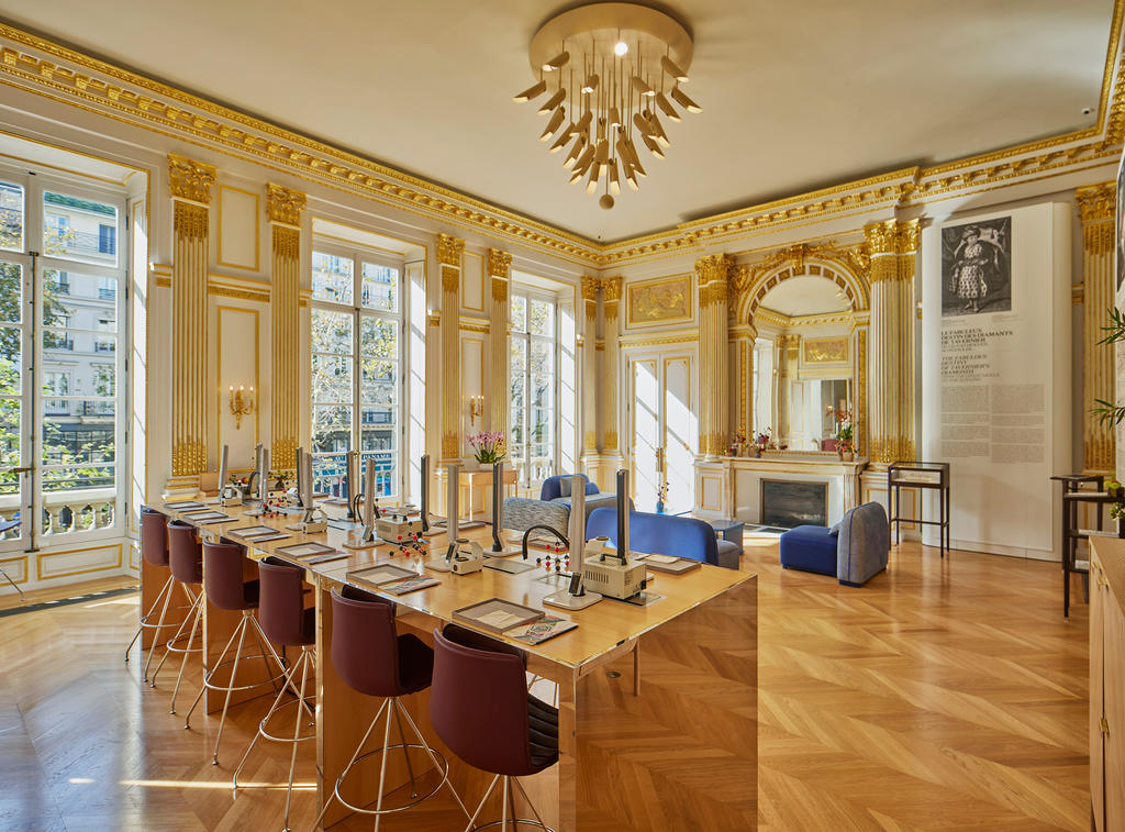 Visitez le salon doré de l’hôtel de Mercy-Argenteau et l’atelier de gemmologie de l'École des arts joailliers lors des Journées européennes du patrimoine 2025. 