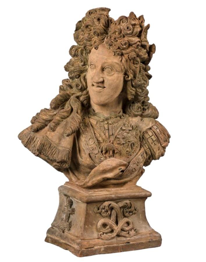 Jacob Sigisbert Adam, Portrait du duc Léopold de Lorraine, vers 1720. Terre cuite, 58 x 41 x 19 cm. Nancy, palais des ducs de Lorraine - Musée lorrain.