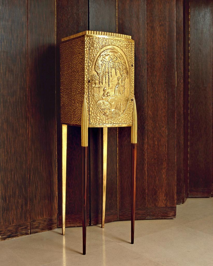 Jacques-Émile Ruhlmann (1879-1933), cabinet coffret à or en ébène de Macassar sculpté et doré à la feuille, ivoire, acajou, vers 1917-1918. 