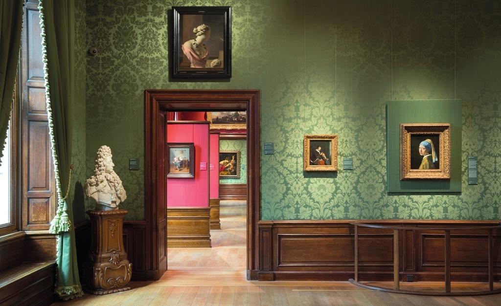 La Jeune Fille à la Perle de Johannes Vermeer et La Chasse aux poux de Gerard ter Borch dans l’une des salles du musée aujourd’hui.