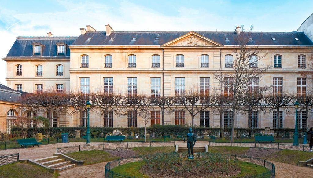 La façade sur jardin, l’orangerie à gauche.