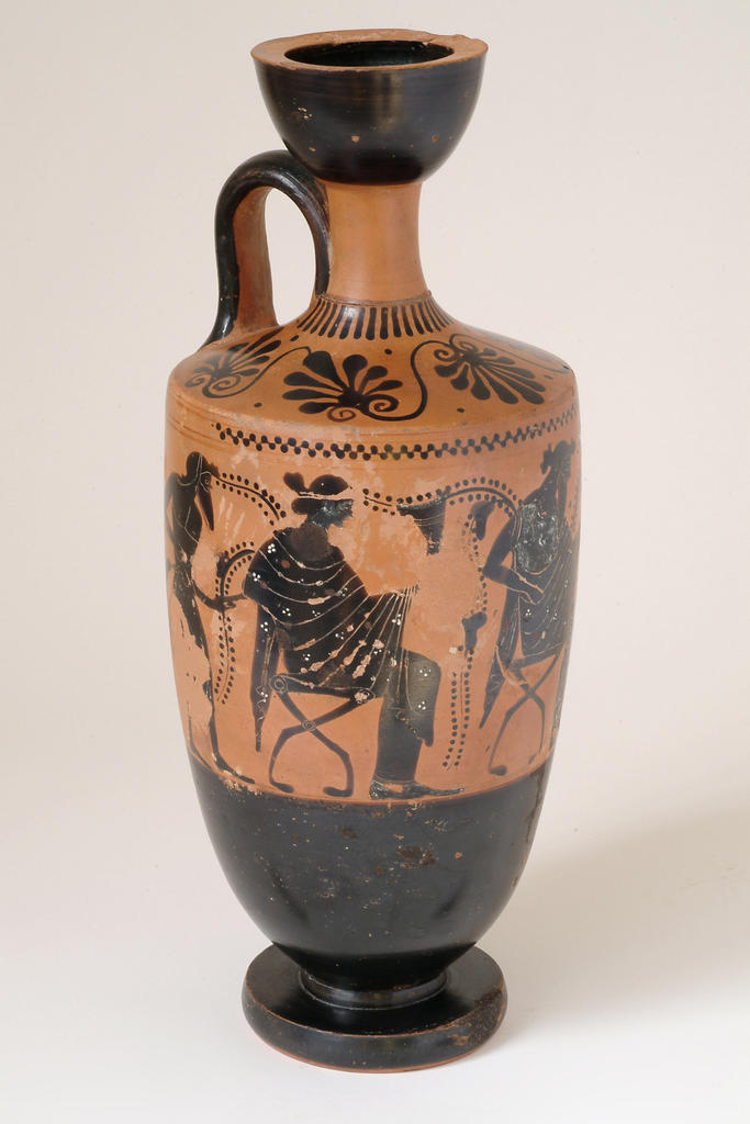 Vase grec (lécythe) figurant Dionysos, entouré de grappes de raisins, VIe‑Ve siècle avant notre ère. Toulouse, musée Saint-Raymond. 
