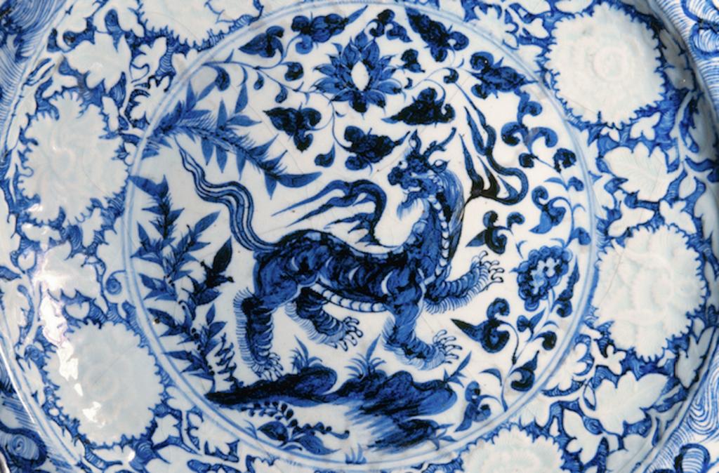 Détail d'un des plats en porcelaine de Chine dérobés au musée national Adrien Dubouché, à Limoges, dans la nuit du 3 au 4 septembre 2025.