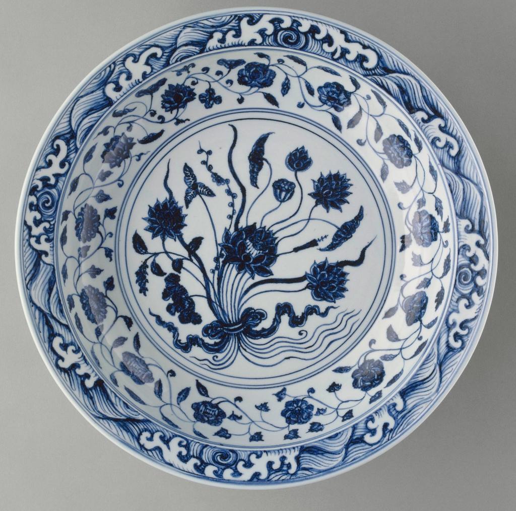 Plat à décor bleu et blanc de bouquet noué, Chine, manufacture de Jingdezhen, début du XVe siècle. Limoges, musée national Adrien Dubouché. Ce plat fait partie des œuvres volées dans la nuit du 3 au 4 septembre 2025.