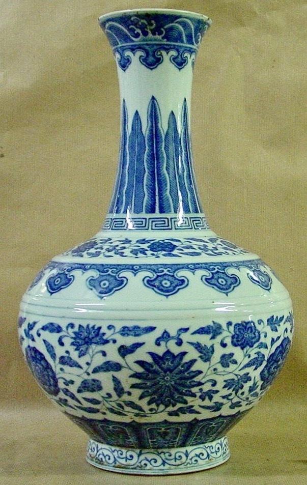 Vase pansu à décor bleu et blanc, Chine, XVIIIe siècle. Porcelaine. Limoges, musée Adrien Dubouché. Ce vase fait partie des œuvres volées dans la nuit du 3 au 4 septembre 2025.