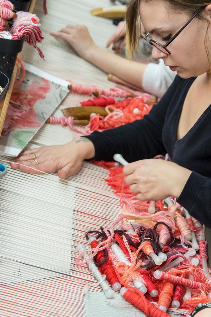 La lissière Agathe Juillet (sur la photo) travaille actuellement avec la lissière Sarah Chassain à la tapisserie Hommage à George Sand à la manufacture Four. 
