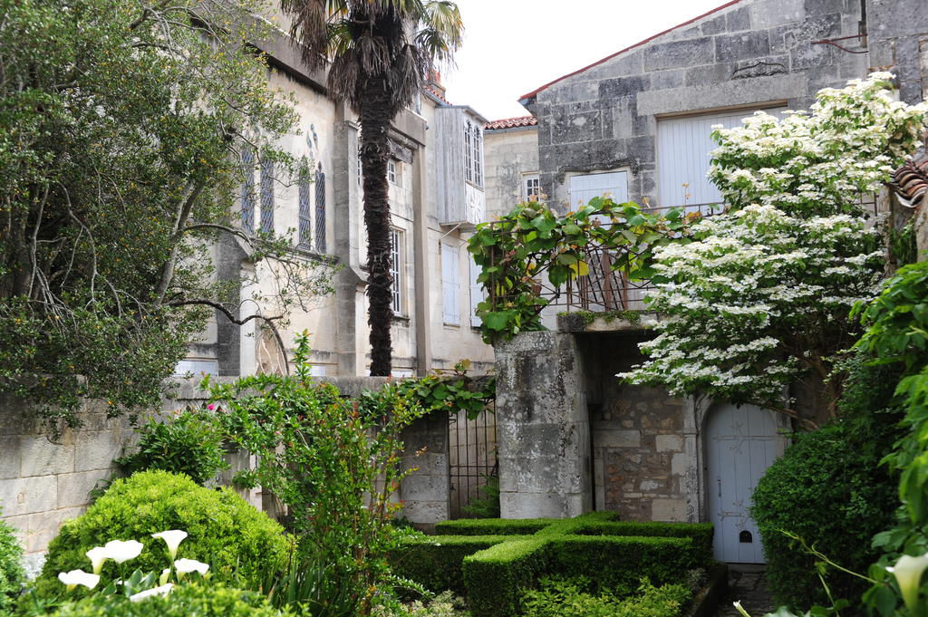 La maison de Pierre Loti vue depuis le jardin, avant restauration, 2015. 