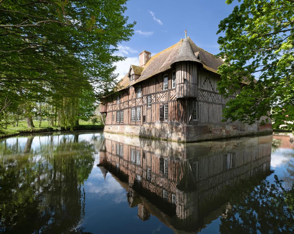 Le manoir de Coupesarte ceint par les douves.