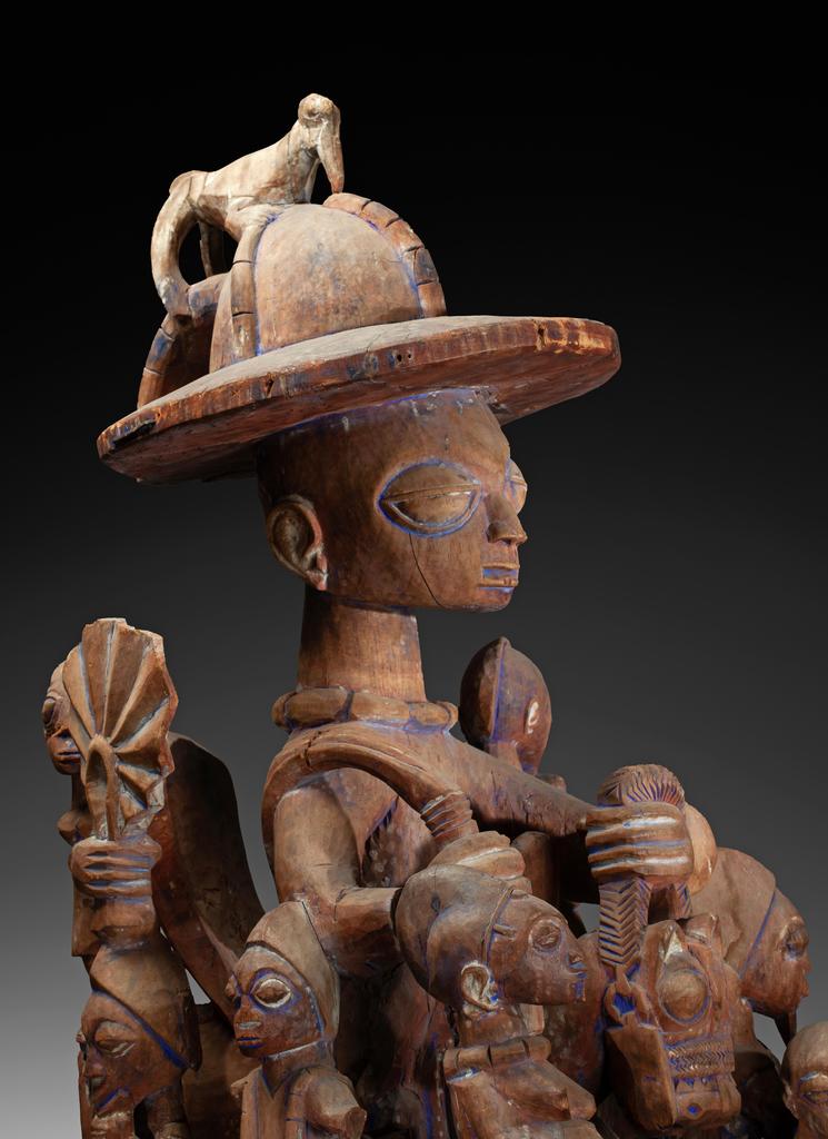 Masque Epa Yoruba (détail), Nigéria, début du XXᵉ siècle. Bois, pigments naturels, métal, H. 119 cm. Estimé : 10 000/15 000 €. 