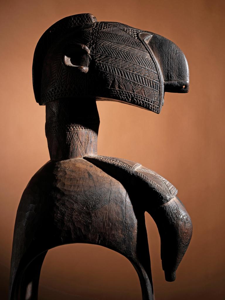 Masque d’épaules nimba, Guinée. Bois, H. 105 cm. Période présumée, fin XIXᵉ – début XXᵉ siècle. 