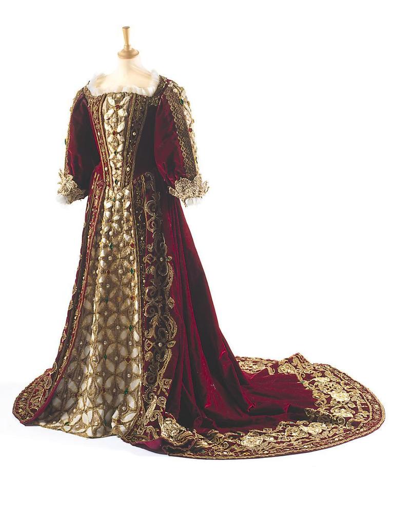 René Bildstein et Madeleine Alt (costumiers du Théâtre de la Sinne, Mulhouse), Costume de la reine dans « Blanche-Neige », opéra féerique de Otto Maag, mise en scène de Lucien Marsac, Théâtre municipal de Mulhouse, 1955. Velours brodé de fil d’or et orné de pierres et de perles. Mulhouse, Théâtre de la Sinne.