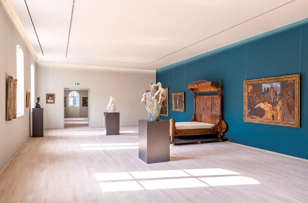 Au 2ᵉ étage de l’aile XIXᵉ se déploient notamment les collections symbolistes. On aperçoit à droite le Lit des Heures de Jean Dampt.