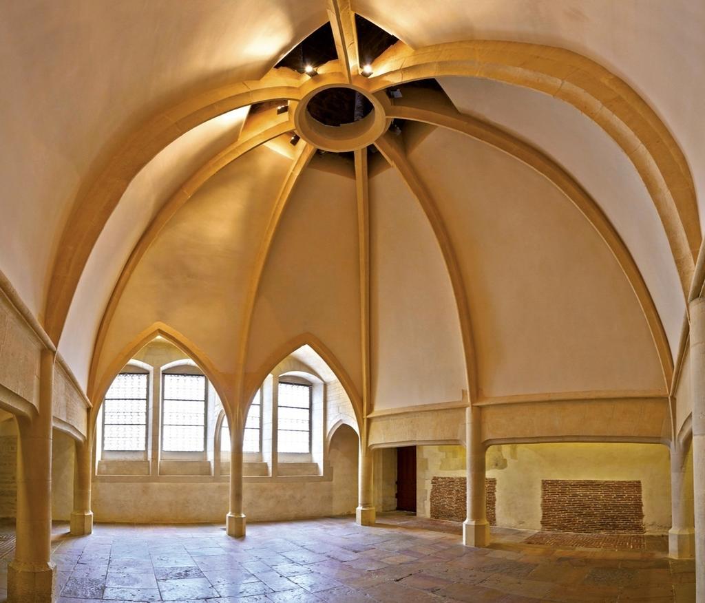 Les cuisines ducales furent construites en 1433 en même temps qu’une paneterie et une pâtisserie (détruites en 1852). La voûte centrale, terminée par un conduit d’évacuation des fumées, est portée par huit colonnes.