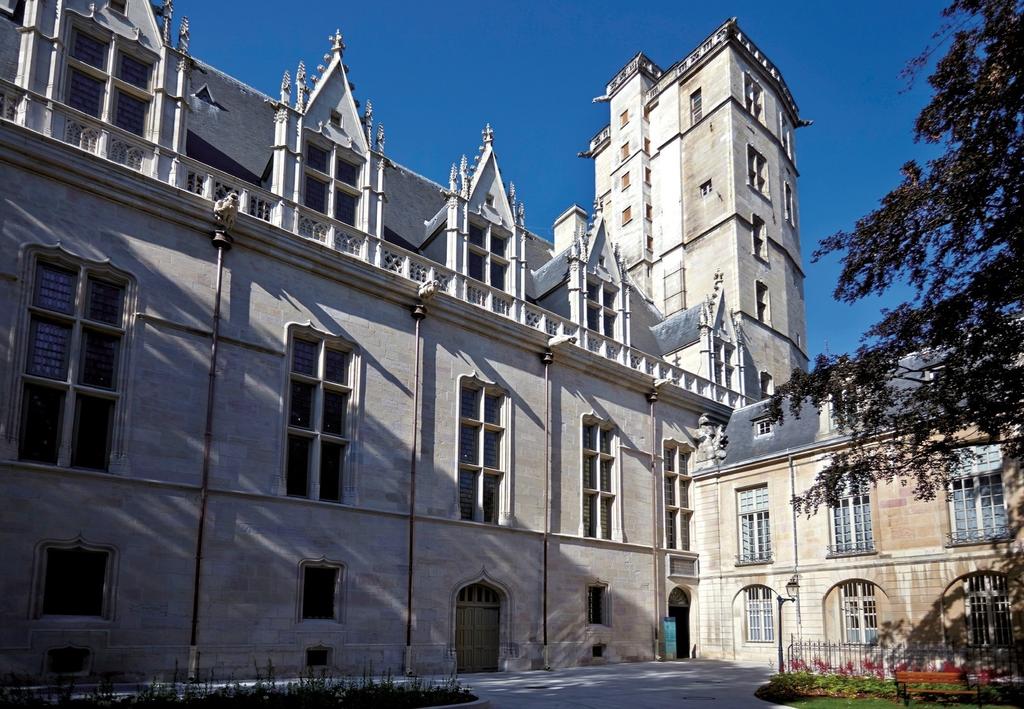Sur la façade nord du logis ducal, visible depuis le square des Ducs, les hautes fenêtres signalent la présence de la grande salle, qui abrite les tombeaux des ducs depuis le XIXᵉ siècle. Les lucarnes, reconstruites après l’incendie de 1503, correspondent aux dispositions d’origine. À l’arrière-plan, la tour Philippe le Bon domine de ses 46 m le logis dont elle desservait, jusqu’au 5ᵉ étage, les pièces d’habitation.