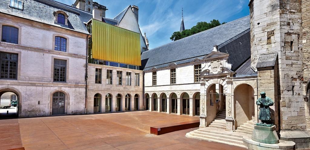 La Bourgogne est rattachée au domaine royal depuis un siècle et demi quand le duc de Bellegarde, gouverneur de Bourgogne, fait construire en 1615 la galerie qui porte son nom et qui relie la tour de Bar au logis ducal. Sous Louis XIV, l’architecte Jules-Hardouin Mansart transforme, à partir de 1688, le logis médiéval en un palais de style classique, créant la cour d’honneur et l’aile occidentale.