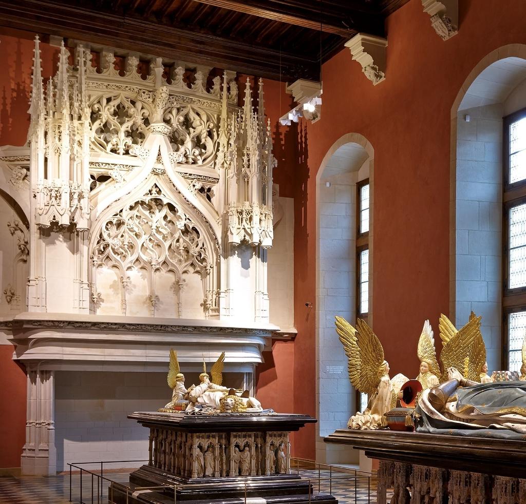 La première tranche de la rénovation, achevée en 2013, a recentré le décor de la salle des Gardes sur la monumentale cheminée du XVᵉ siècle (remaniée au XIXᵉ) et les tombeaux des ducs.