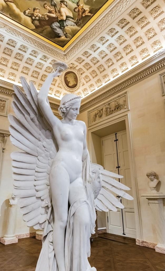 Trônent, parmi d’autres pièces au milieu des boiseries néoclassiques et des copies d’antiques, Hébé et l’Aigle de Jupiter de François Rude qui continuera à impressionner les visiteurs.
