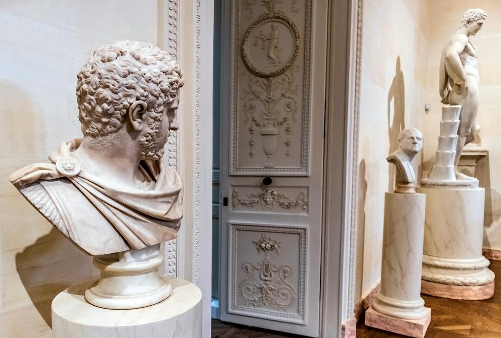 La salle des Statues demeure l’une des plus spectaculaires du palais des Ducs, plus précisément de l’aile ouest, dite de l’école de dessin. Le plafond peint par Prud’hon a retrouvé son éclat après restauration.