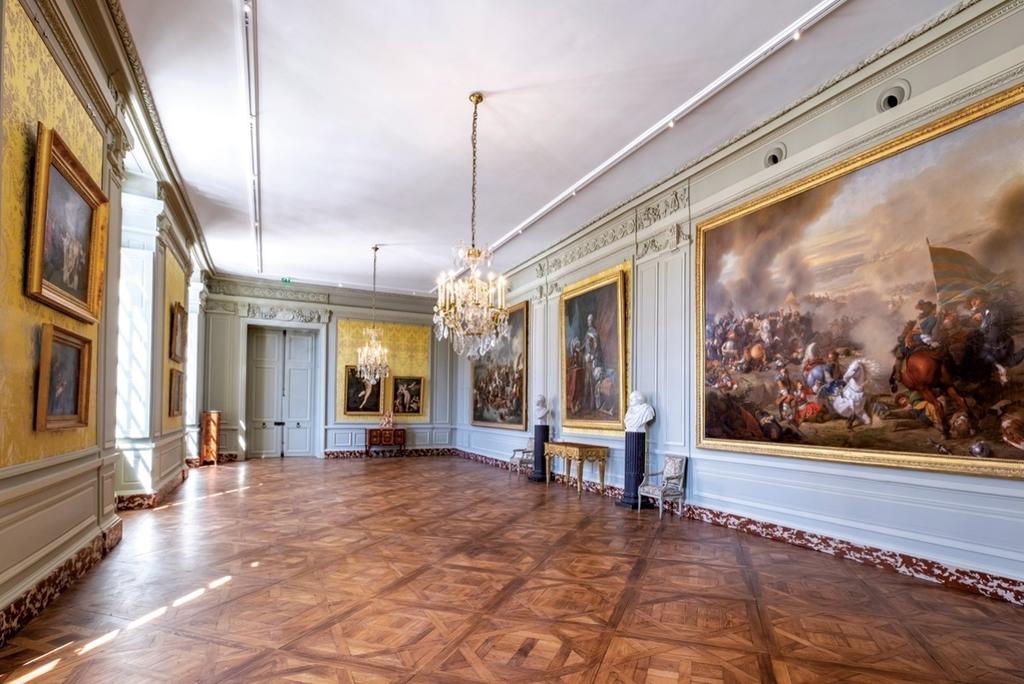 La Révolution française avait interrompu l’achèvement du salon Condé, destiné aux peintures, où devaient être présentées des toiles de batailles célébrant la gloire des Condé. Deux des toiles réalisées à cet effet par Bénigne Gagneraux entre 1789 et 1790 ont retrouvé l’emplacement prévu à l’origine sur les murs du salon.