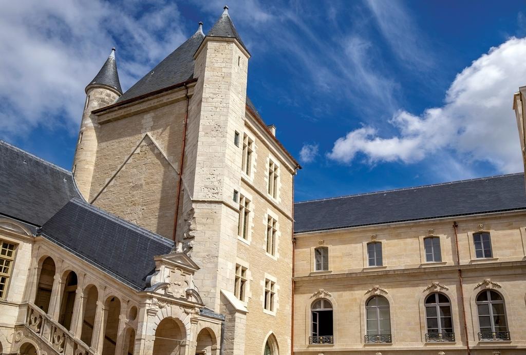 La « tour neuve » édifiée par Philippe le Hardi près de la sainte-chapelle du palais (aujourd’hui disparue) abritait à l’époque documents et joyaux.