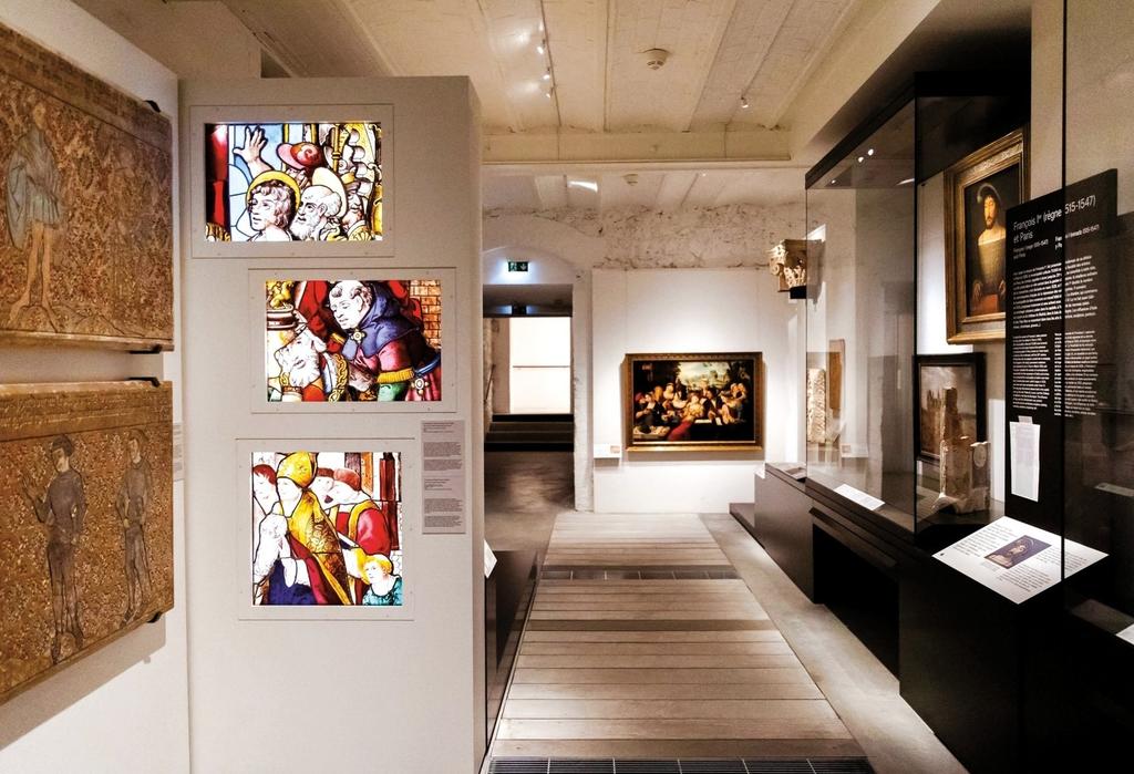 Vue de l’une des salles de l’époque Renaissance au sous-sol du musée. 