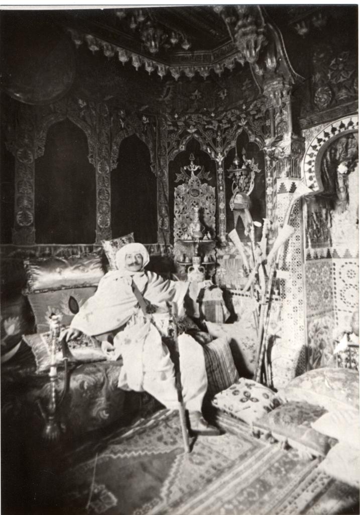 Pierre Loti (1850-1923) en costume arabe dans son salon turc, cliché par Dornac, 1892 (inv. n° MPL 000.6.24).