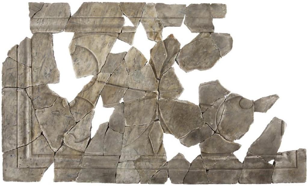 Fragment de plaque décorée de peltes affrontées. 