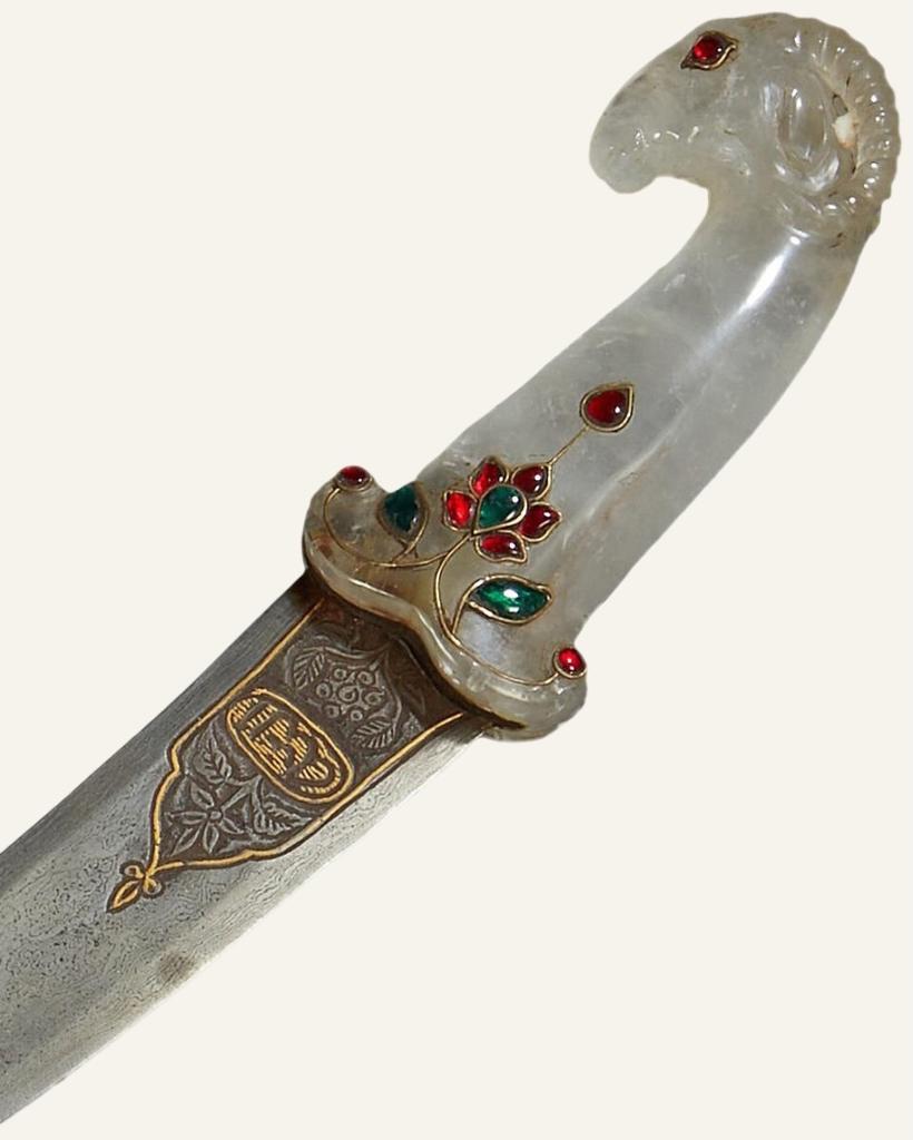 Inde, Rajasthan. Poignard dit « Khanjar » en acier et cristal de roche, L. 42 cm. Vente Paris Drouot, Mirabaud-Mercier, 25 juin 2025. Estimé : 500/600 € Adjugé : 2 516 € (frais inclus).