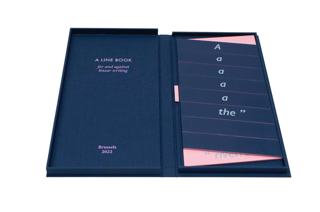 A Line Book, carton, papier, cuir, toile, plaque MDF, peinture émail. Reliure spirale, couverture sous la forme d’un boîtier en toile, flocage textile. Mise en page de la couverture : Matilde Gazeau Frade, 296 x 137 mm (fermé), 26 x 2056 mm (complètement ouvert), 2022.