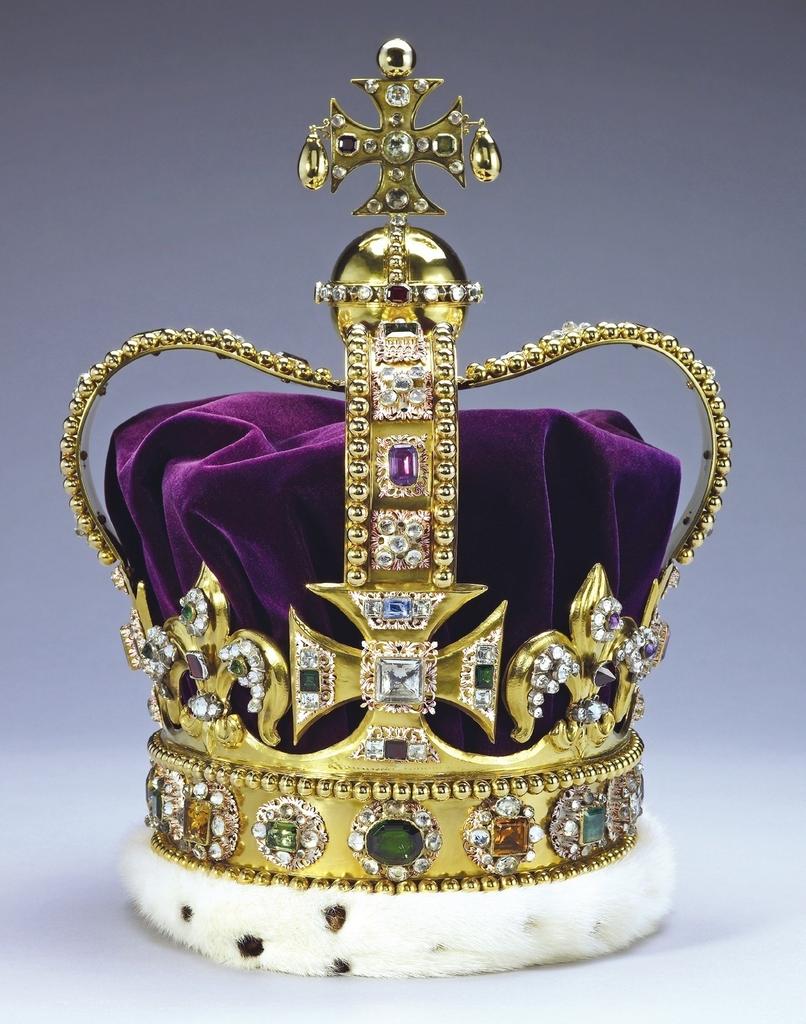Robert Vyner (1631‑1688), couronne du sacre, dite Saint Edward’s Crown, 1661 (altérations et ajouts postérieurs). Or, argent, platine, émail, tourmalines, topazes, rubis, améthystes, saphirs, grenat, péridot, zircons, spinelle, aigues-marines, velours et hermine, 30,2 cm. Jewel House.