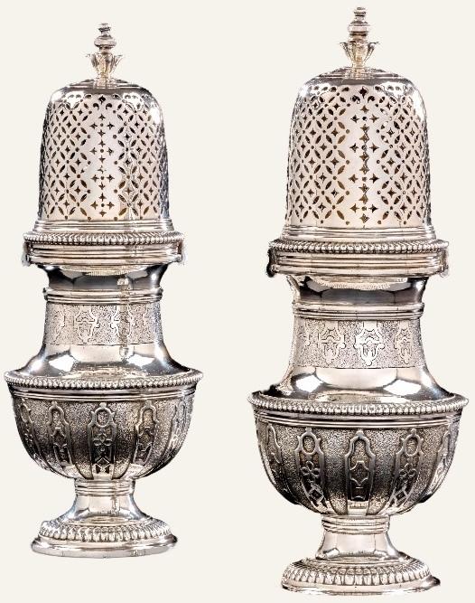 Maître-orfèvre Jean-Baptiste Navier, paire de saupoudroirs, Perpignan, 1716-1717. Argent, H. 24,5 cm. Vente Paris, Artcurial, 17 juin 2025. Estimé : 30 000/50 000 €. Adjugé : 65 600 € (frais inclus).