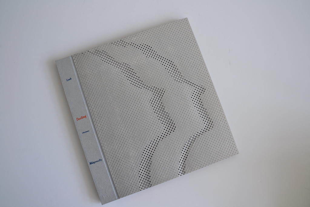 Tallulah, Darling et autres chansons de Caroline Loeb, livre d’artiste illustré de pochoirs originaux de Mr. Lolo, imprimé à 50 exemplaires numérotés, Éditions du Rouleau libre, 1992. Reliure extrême-orientale en cuir et papier argenté présentée à l’exposition « D’or et d’argent » à la Bibliothèque historique de la Ville de Paris en 2004. 