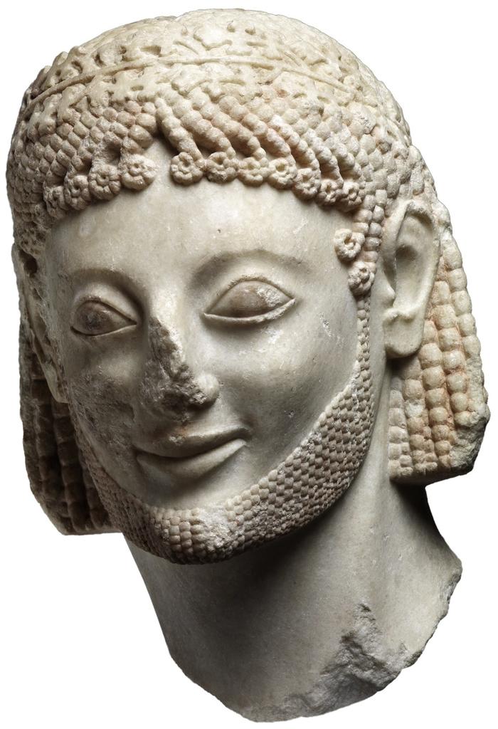 Tête du cavalier dite « Payne-Rampin », vers 570 avant notre ère. Cette statue a été découverte en plusieurs étapes sur l’Acropole d’Athènes, d’abord en 1867, lors des travaux de fondation de l’ancien musée, puis en 1877, lors de nouvelles fouilles sur ce même lieu. Marbre. Paris, musée du Louvre, département des Antiquités grecques, étrusques et romaines.