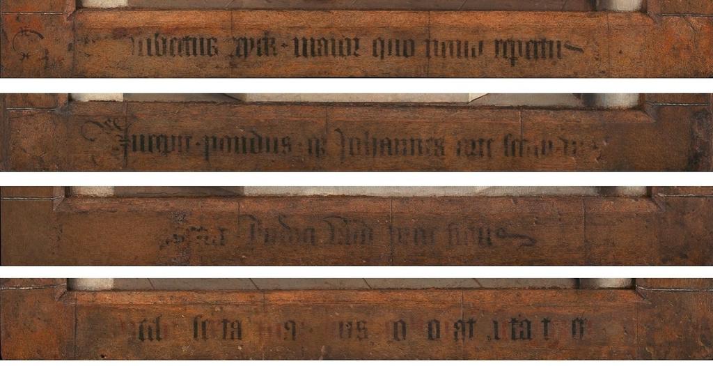 Détail du quatrain qui figure en bas des cadres extérieurs. Il signifie « Hubert Van Eyck, le plus grand de tous les peintres, commença ce tableau, et son frère Jan, second dans cet art, s’est chargé de l’achever à la requête de Judocus Vijd. Par ce vers, celui-ci vous invite le 6 mai 1432 à admirer le travail accompli ».