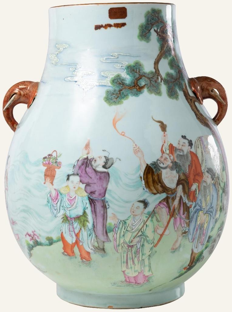 Chine, XVIIIᵉ siècle. Vase en porcelaine émaillée polychrome de la famille rose, H. 51 cm. Vente Paris, Piasa, 3 juillet 2025. Estimé : 10 000/15 000 € Adjugé : 119 600 € (frais inclus).