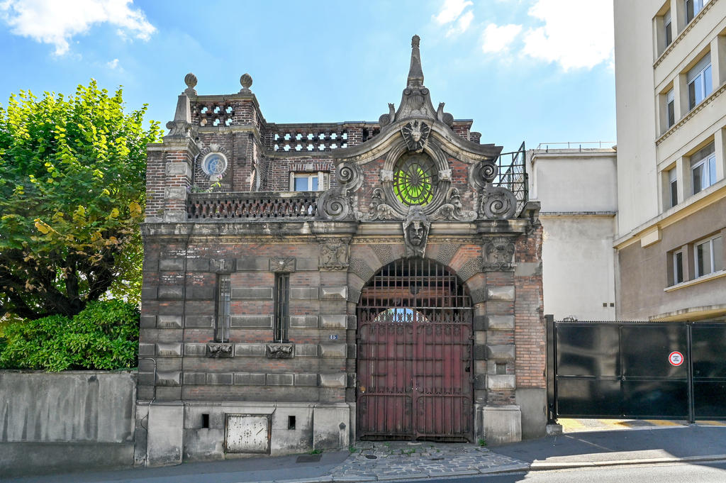 Le portail aux escargots est situé avenue Franklin Roosevelt à Suresnes.
