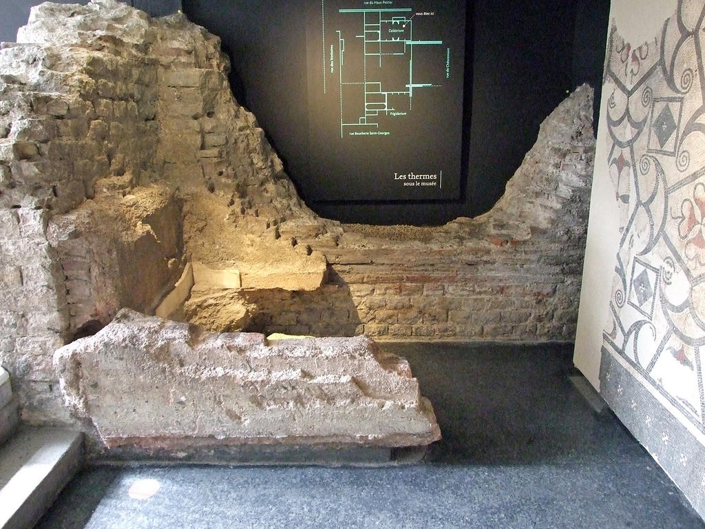 Vue de l’abside quadrangulaire et de son bassin dans le mur nord-ouest du frigidarium IX.