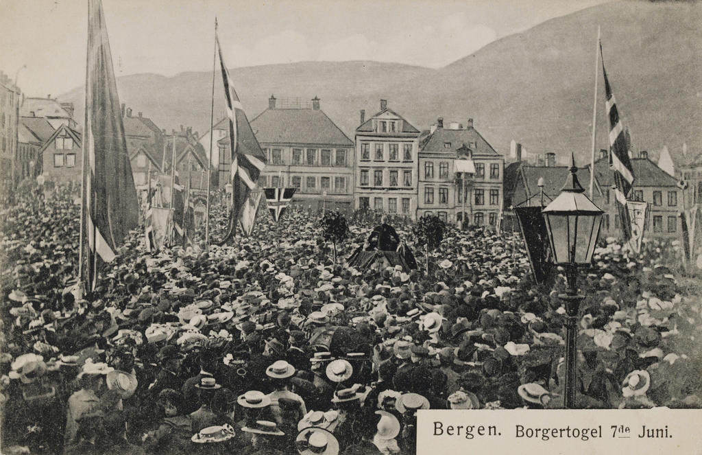 L’annonce de la dissolution de l’union avec la Suède par le Storting, le 7 juin 1905, est célébrée par les Norvégiens à Bergen. Cette dissolution sera reconnue par la Suède le 26 octobre. Bergen, Universitetsbiblioteket i Bergen. 