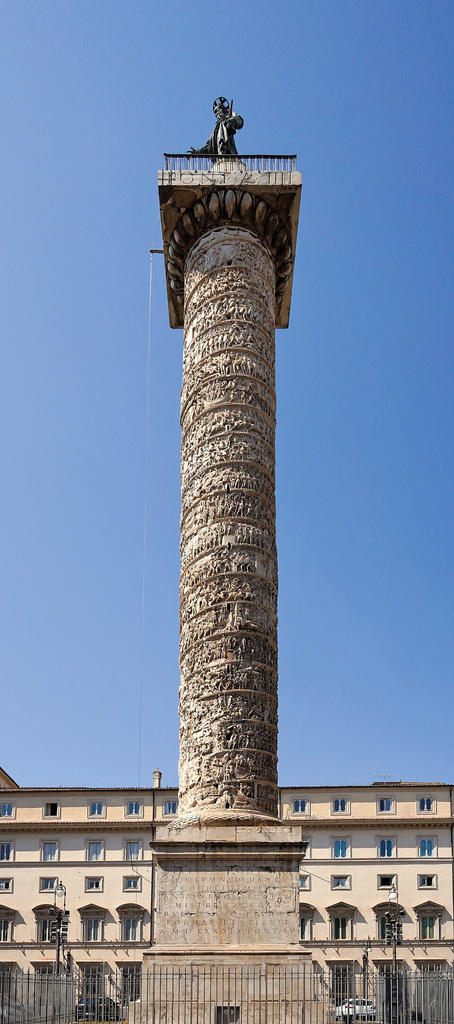 La colonne de Marc Aurèle à Rome. Elle célèbre ses victoires sur les Germains marcomans et les Sarmates établis au nord du Danube. Elle mesure 100 pieds romains, soit 29,617 m. 