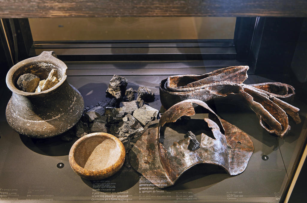Dans la salle Jannoray du musée d’Ensérune : dépôt d’une tombe avec céramiques et armes (umbo, épée et fourreau d’épée celtique). 