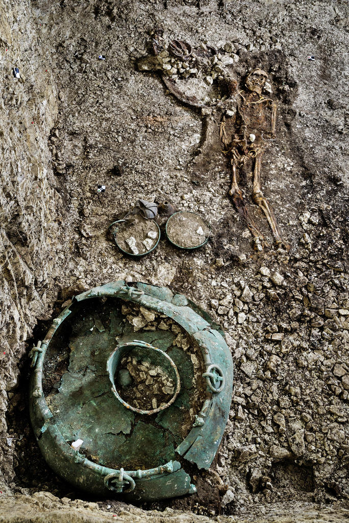 Mise au jour de la tombe de Lavau en 2015. 