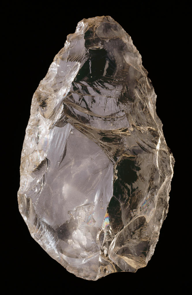 Racloir en cristal de roche. Dim. : 6,0 x 3,3 x 1,5 cm. Abri des Merveilles, Sergeac, Dordogne. Fouilles MacCurdy, 1929. MAN 76 595 – 1. 