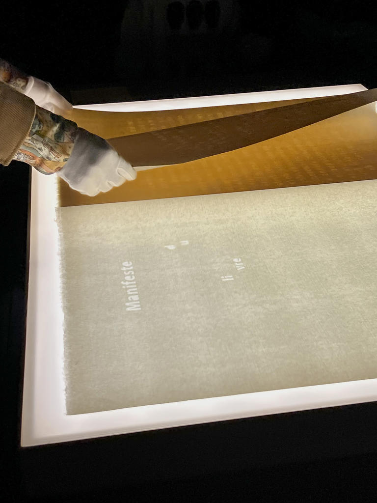 Manifeste du livre blanc, papier japon, fil de lin, reliure japonaise, 660 x 500 x 1 mm, 2013.