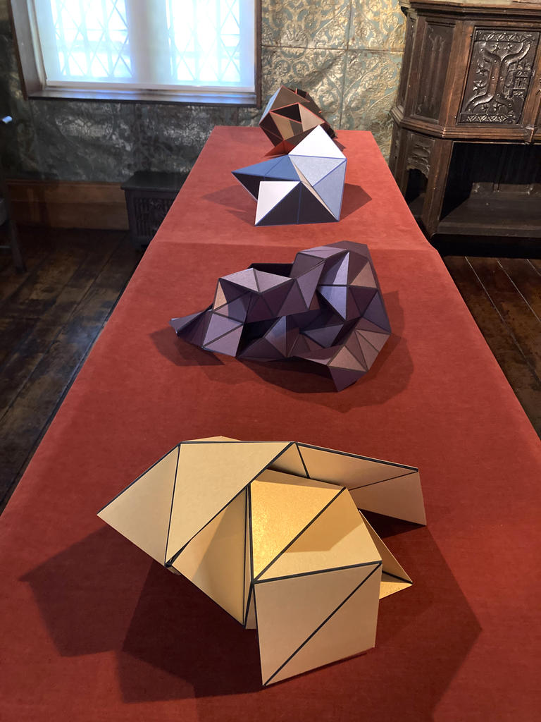 Trans-figuration, quatre variations (orange, noir-blanc, violet et doré) réalisées pour une performance avec Clara Levy (violoniste) à la Chapelle du Grand Hospice à Bruxelles, septembre 2024