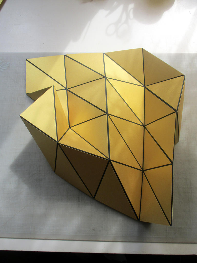 Trans-figuration, différents papiers dont japon, première version (dorée) réalisée en 2016, 100 x 410 x 5 mm (fermé), 509 x 410 x 1 mm (ouvert). © Anne Welles.